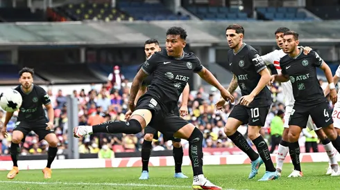 Roger Martínez estaba en posición inhabilitada en el primer tanto.