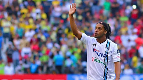 Ronaldinho brilló contra América en el Estadio Azteca.