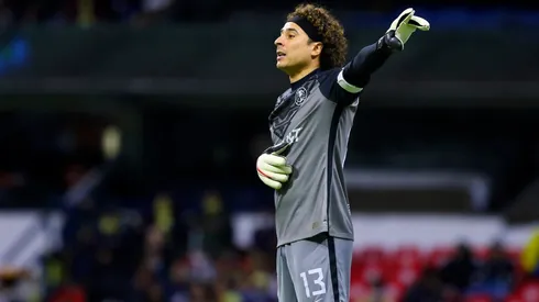 Guillermo Ochoa se luce con el jersey amarillo de local en el Pumas vs América