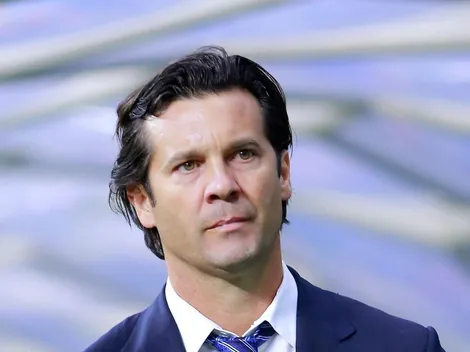 Entrenador campeón del mundo alza la mano para dirigir al América