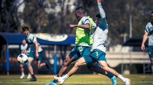 Juan Sánchez y Juan Otero disputan un balón durante entrenamiento del América