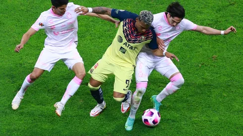 Roger Martínez y Alan Cervantes en un partido América vs Santos de 2021