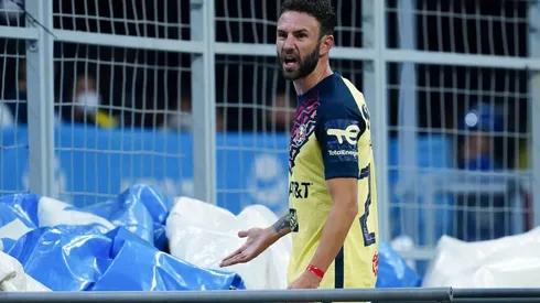 Miguel Layún rumbo a los vestidores tras su expulsión.