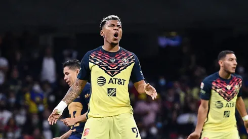 Roger Martínez no se irá de América en este receso.