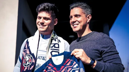 Diego Ramírez posó con Jorge Meré en su presentación.