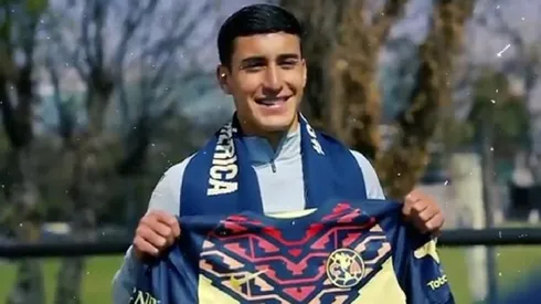 Alejandro Zendejas posó con su nueva camiseta.