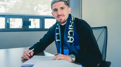Diego Valdés en el momento de la firma de su contrato con el Club América.