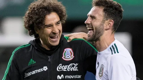 Ochoa y Layún compartiendo convocatoria.