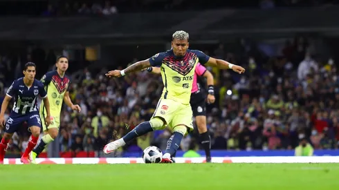 Roger Martínez desperdició de forma increíble un penal para América.