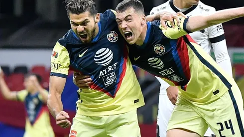 Henry Martín y Federico Viñas se disputan el mismo lugar.