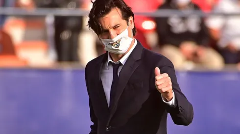 Santiago Solari recupera a otro de sus soldados.