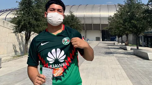 José Roberto fue el único aficionado con camiseta de América en la fila de los boletos.