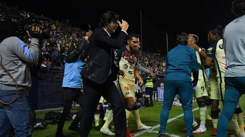 Santiago Solari festejó eufórico el gol de Roger Martínez.