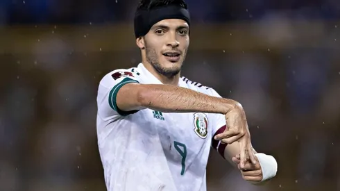 Raúl Jiménez en el festejo de su tanto a El Salvador.