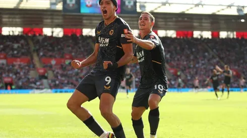 Raúl Jiménez anotó su primer gol en Wolves tras la lesión que sufrió en la cabeza.