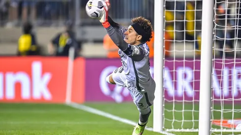 Guillermo Ochoa atajó el penal que podría haber cambiado la historia.