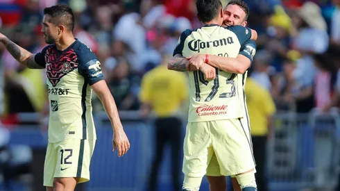 Miguel Layún con Emilio Lara, en la celebración del segundo tanto del América ante Chivas.