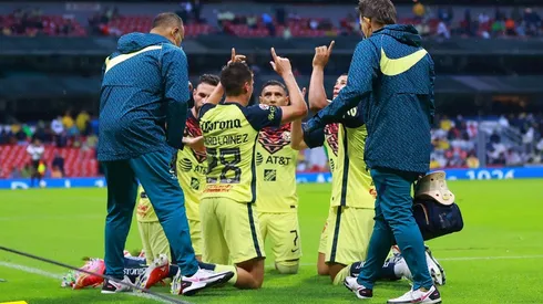Festejan el gol de Salvador Reyes contra Necaxa.