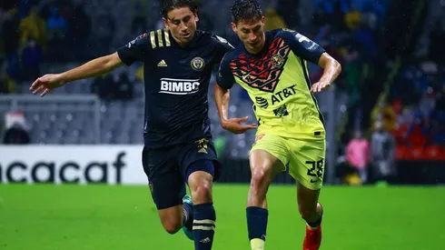 Mauro Lainez disputando el balón.