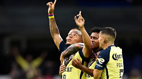 Roger Martínez adelantó a América de penalti.