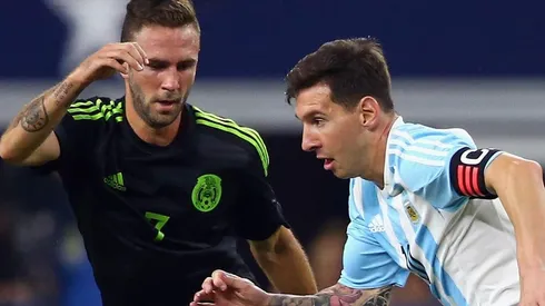 Miguel Layún ante Lionel Messi en un México vs. Argentina.