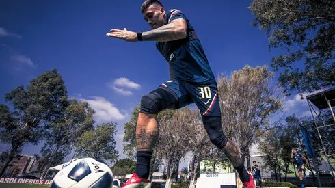 Nicolás Castillo escucha propuestas para jugar este año.