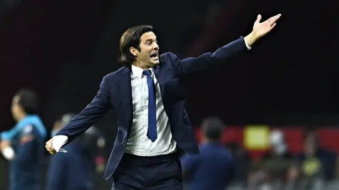 Santiago Solari analiza a sus jugadores.