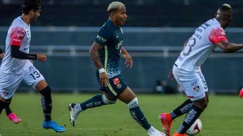 Roger Martínez recibió un golpe ante Atlas que lo tiene entre algodones.