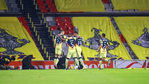 Un grupo de jóvenes sorprendió al utilizar el jersey del América.