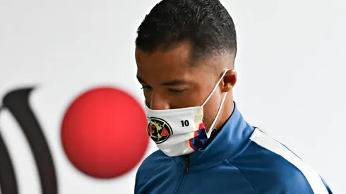 Gio Dos Santos le regaló una playera a un niño.