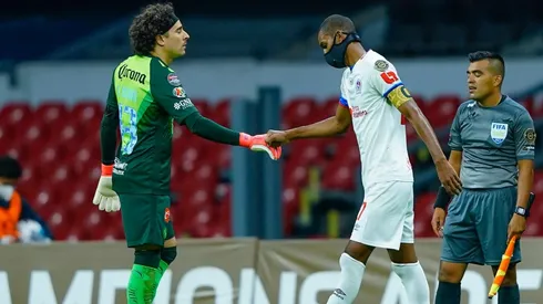 Guillermo Ochoa se mostró molesto con el trabajo del árbitro ante Olimpia.