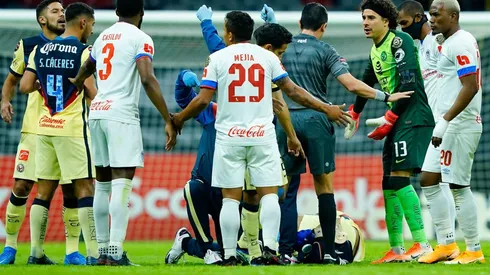 Aguilera y Naveda, dos de los futbolistas que visitaron a López en la clínica.