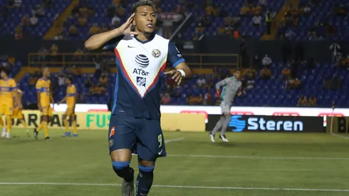 Roger Martínez festeja el gol con el que se abrió el marcador en favor de América.