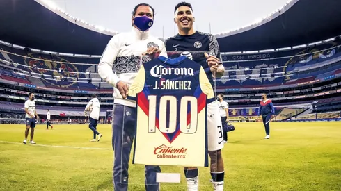 La directiva reconoció a Sánchez por sus 100 partidos con América.