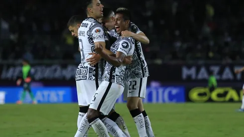 Pedro Aquino y sus compañeros festejan el gol del triunfo ante Mazatlán.