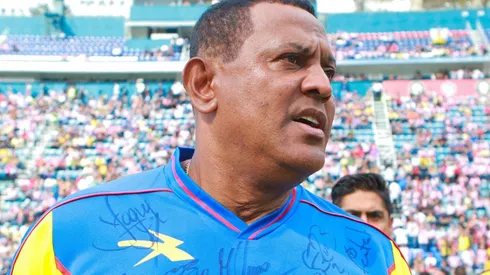 Antonio Carlos criticó a Solari por haber saludado a los jugadores de Chivas.