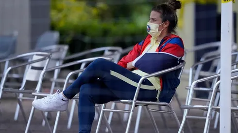 Arquera de la Femenil aprende los movimientos de Ochoa.