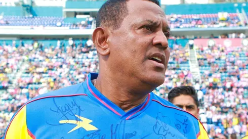 Carlos Santos quiere que América juegue una ficha por Alexandre Pato.