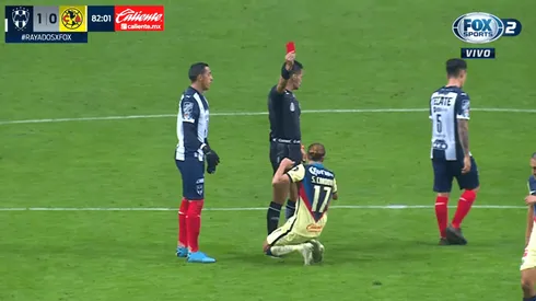 Córdova es expulsado con roja directa.