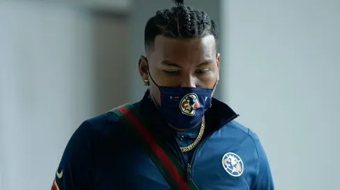 Roger presente en el banca de suplentes.