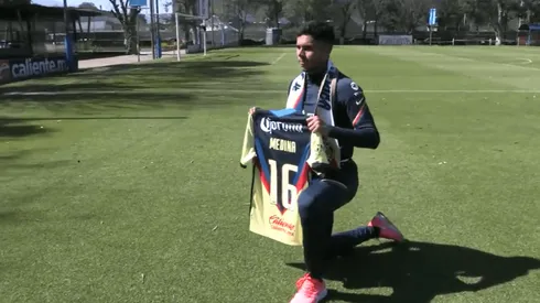 Medina presume foto desconocida de niño con la camisa águila