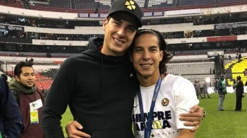 Diego Lainez le dio la bienvenida a su hermano Mauro.
