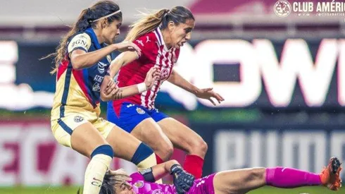 Daniela Espinosa disputando el balón. (Vía:ClubAmericaFemenil)