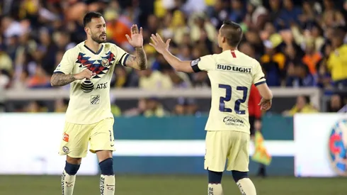 Emanuel Aguilera y Paul Aguilar festejando.