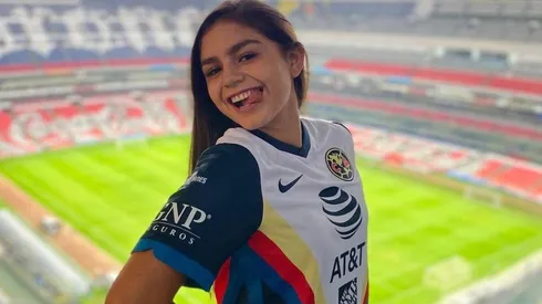 Jana Gutiérrez felicita a Jen Muñoz con baile de cumpleaños.