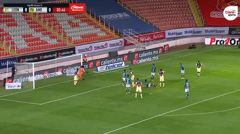 América por poco abre el marcador a los 40 segundos.