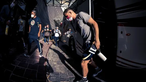 Richard Sánchez bajando del autobús. (Vía:@ClubAmerica)