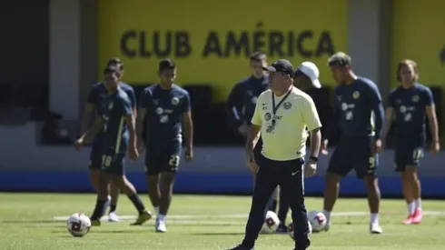 Miguel Herrera al mando de un entrenamiento. (Vía: JamMedia)
