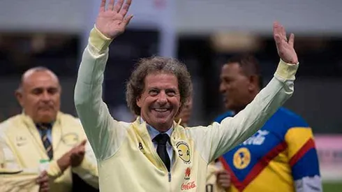 Daniel Brailovsky saludando en el centenario.