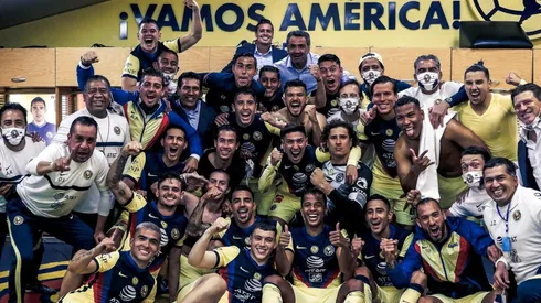 América festeja el triunfo en el camarín.